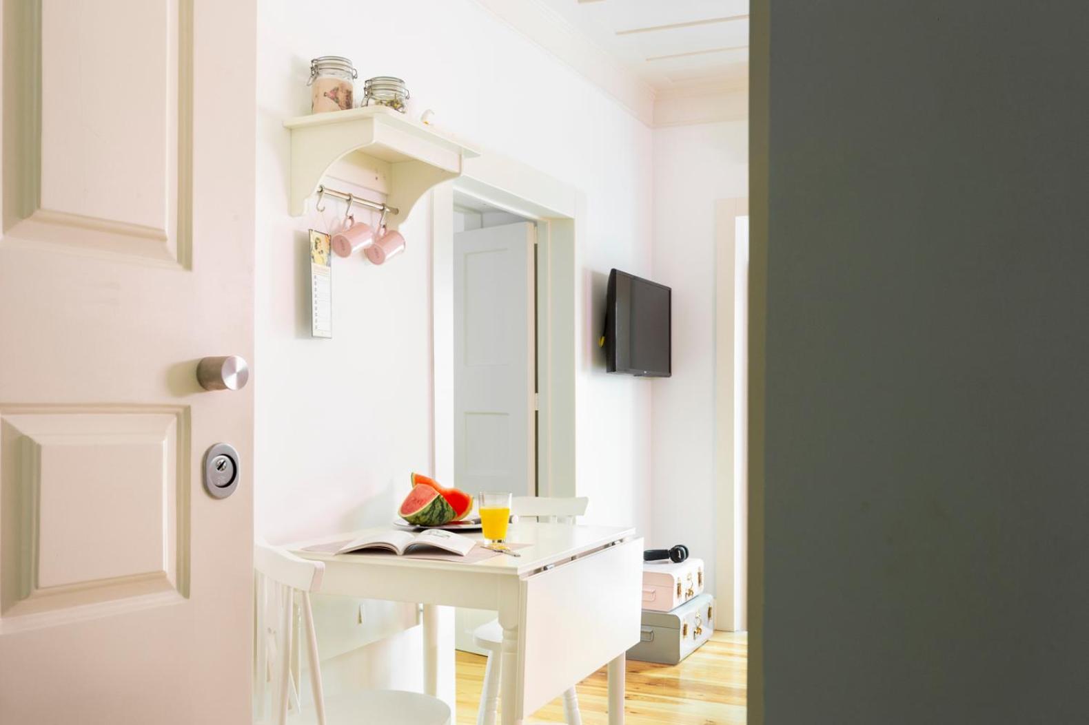 Altido Chic 1br Apt With Balcony Close By Graca Viewpoint And Tram Stops Apartment Lissabon