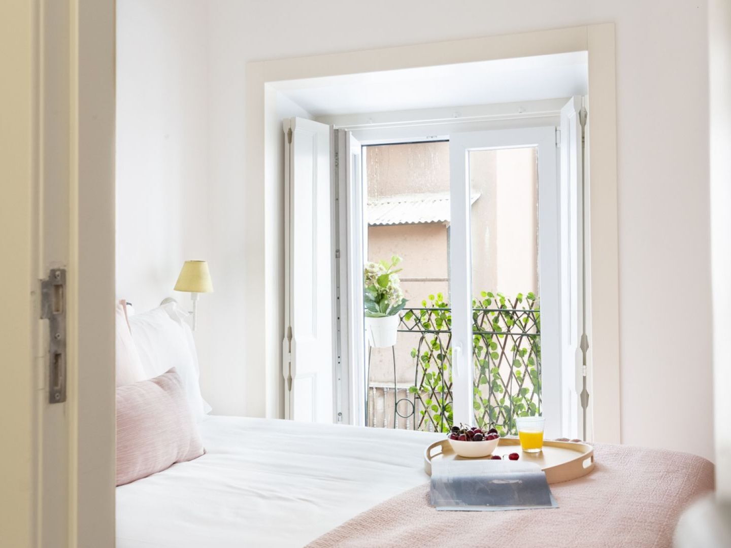 Apartment Altido Chic 1br Apt With Balcony Close By Graca Viewpoint And Tram Stops Lissabon
