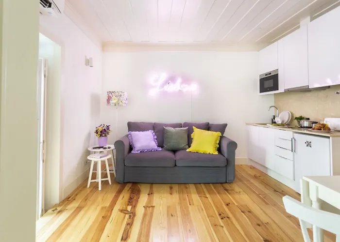 ALTIDO Chic 1BR Apt with balcony close by Graça Viewpoint&tram stops