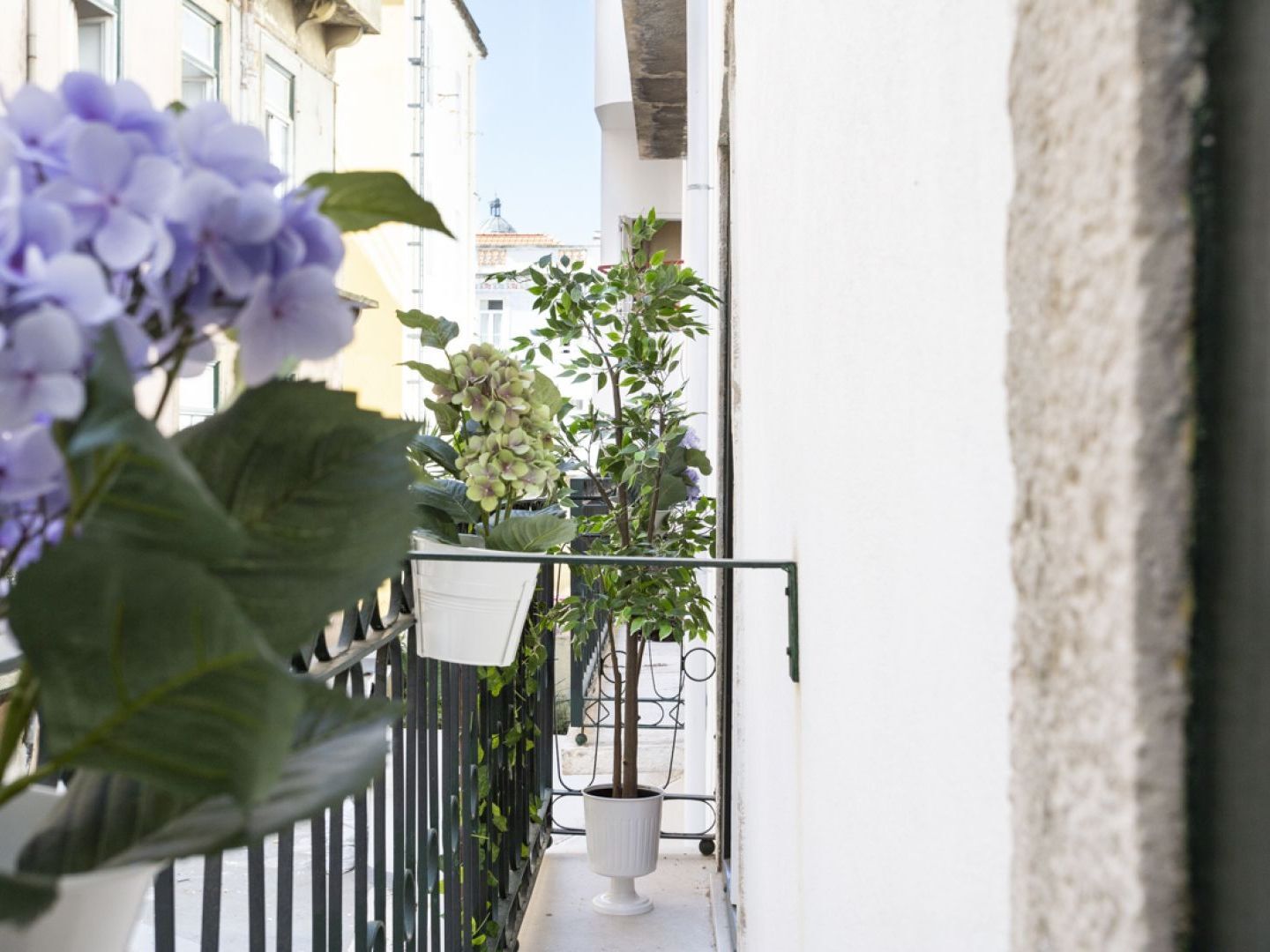 Altido Chic 1br Apt With Balcony Close By Graca Viewpoint And Tram Stops Lisbon